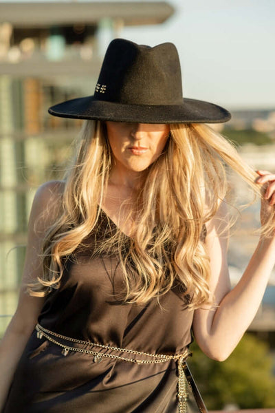 Woman with a hat and Maui Hair Extensions